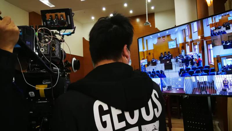 AI生成VS人工创意——阿克苏广告片拍摄公司的技术浪漫主义实践